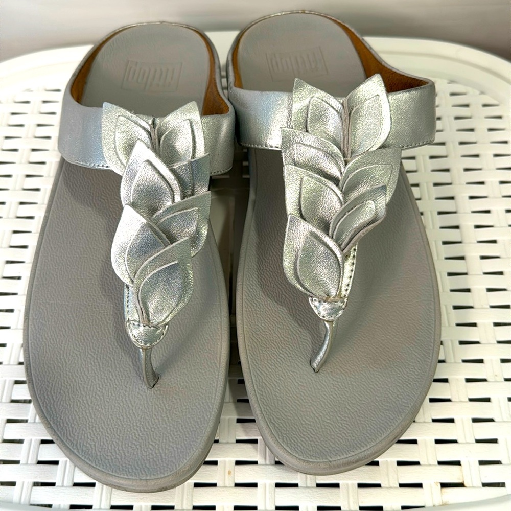 Like New FitFlop Silver Thong Sandle Size 9